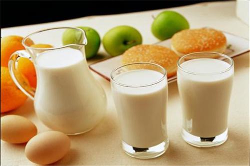 酸奶含有多种维生素，一步教你如何挑出最营养的酸奶！